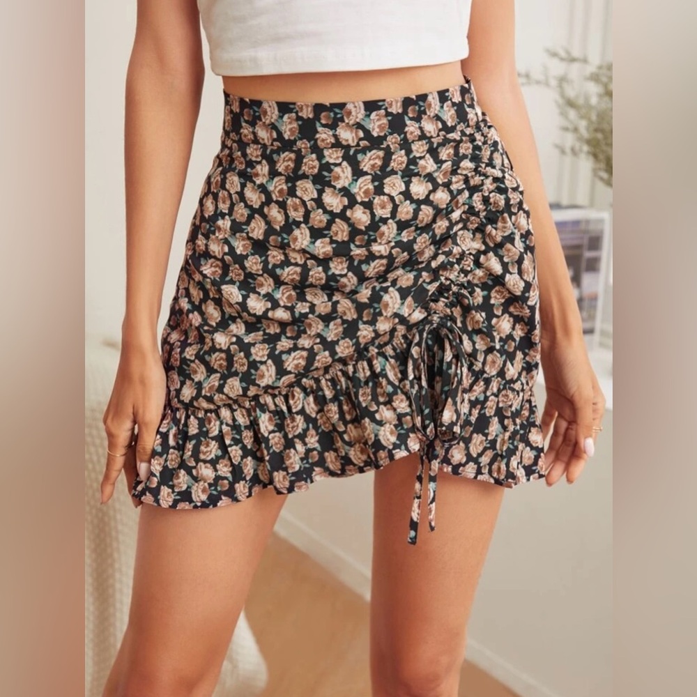 NWOT Drawstring Front Ruffle Hem Mini Skirt. Size XS - Picture 5 of 9